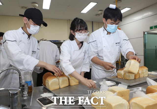 충청대 호텔조리파티쉐과 학생들이 청주노인종합복지관 등에 전달할 식빵을 만들고 있다. / 충청대 제공