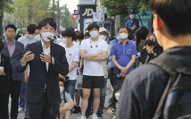 20일 강남역 11번 출구 앞에서 열린 '강남역 모여라' 행사에 참석한 국민의힘 이준석 대표가 시민들의 질문에 답하고 있다. /연합뉴스