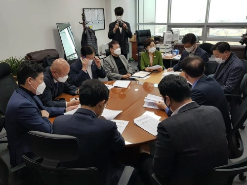 국민의힘 경북지역 의원들이 지난 3월 이만희 의원실에서 4.7 재보궐 선거와 관련해  압승 전략을 짜고 있다.[사진=이만희 의원실]