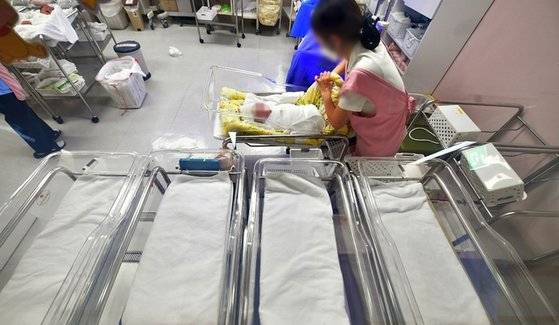 정부가 지난 1월 3일 발표한 2020년 주민등록 인구 통계에 따르면 출생자가 사망자 수를 밑돌아 인구가 자연 감소하는 ‘데드크로스’가 처음으로 나타났다. 사진은 경기도 수원시 한 병원 신생아실 모습. [뉴시스]