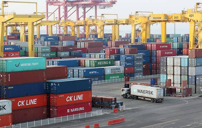 Stacks of import-export cargo containers at a port in Incheon, west of Seoul. (Yonhap)