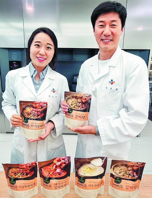 ‘비비고 국물요리’가 연 매출 2000억원 이상의 메가브랜드로 성장해 시장을 이끌고 있다. 비비고 국물요리를 탄생시킨 CJ제일제당 식품연구원 소속 최수희 연구원(왼쪽)과 김무년 연구원이 지난 15일 서울 중구 CJ제일제당 센터에서 비비고 국물요리 대표 제품을 들어 보이고 있다. CJ제일제당 제공