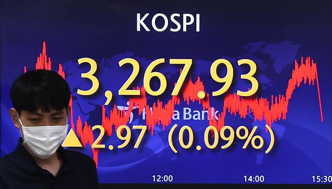 18일 오후 서울 중구 하나은행 딜링룸에서 딜러들이 업무를 보고 있다. 이날 코스피 지수는 전날보다 2.97p 오른 3,267.93 에 거래를 마쳤다. 서울 외환시장에서 원/달러 환율은 전장보다 1.9원 오른 1,132.3원으로, 코스닥은 12.16포인트(1.21%) 오른 1,015.88 로 마감했다. 연합뉴스