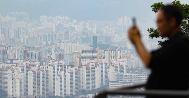 서울 남산에서 바라본 시내 아파트 단지의 모습. [연합]