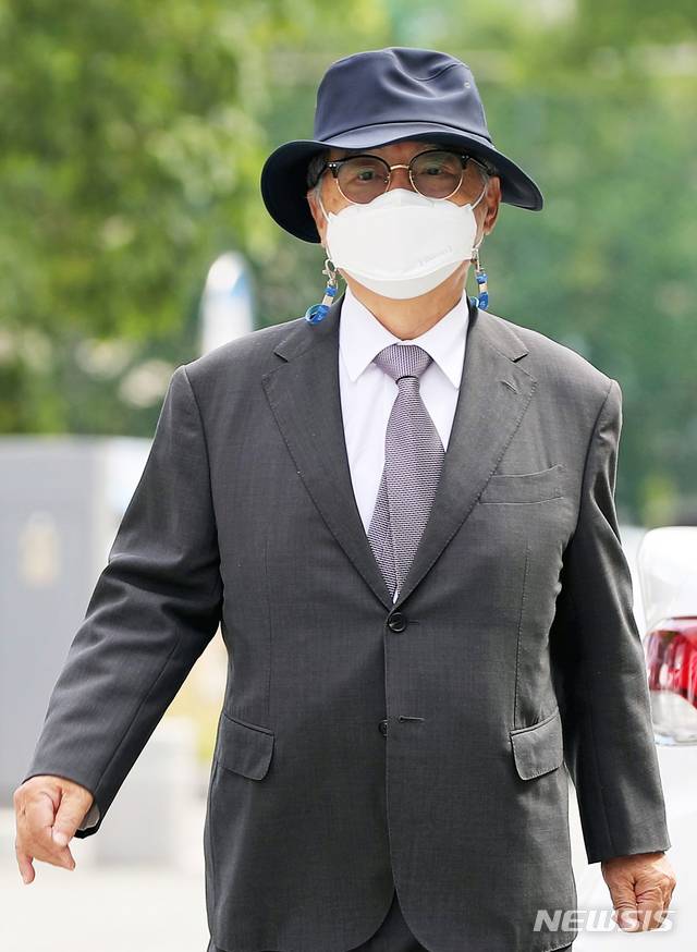 [부산=뉴시스]하경민 기자 = 직원 강제추행 등의 혐의로 기소된 오거돈 전 부산시장이 21일 오전 2차 결심공판에 출석하기 위해 부산 연제구 부산지법에서 법정으로 향하고 있다. 2021.06.21. yulnetphoto@newsis.com