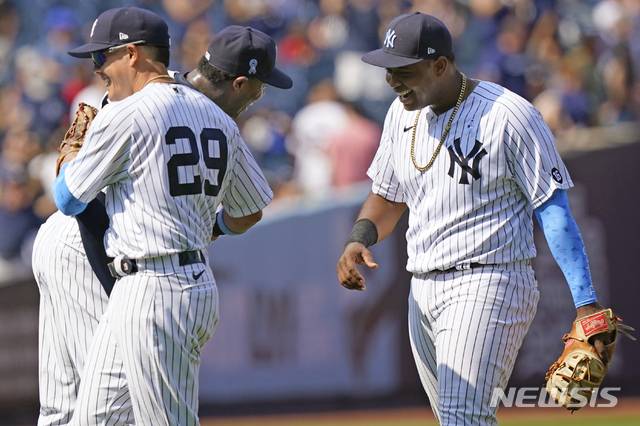 [뉴욕=AP/뉴시스] 뉴욕 양키스의 지오 우르셀라와 크리스 기튼스가 21일(한국시간) 미국 뉴욕주 브롱스의 양키스타디움에서 열린 2021 메이저리그(MLB) 오클랜드 애슬레틱스와의 경기에서 팀이 2-1로 앞선 9회초 무사 1, 2루 상황에 삼중살을 성공한 뒤 마무리 투수 아롤디스 채프먼과 함께 기뻐하고 있다. 2021.06.21