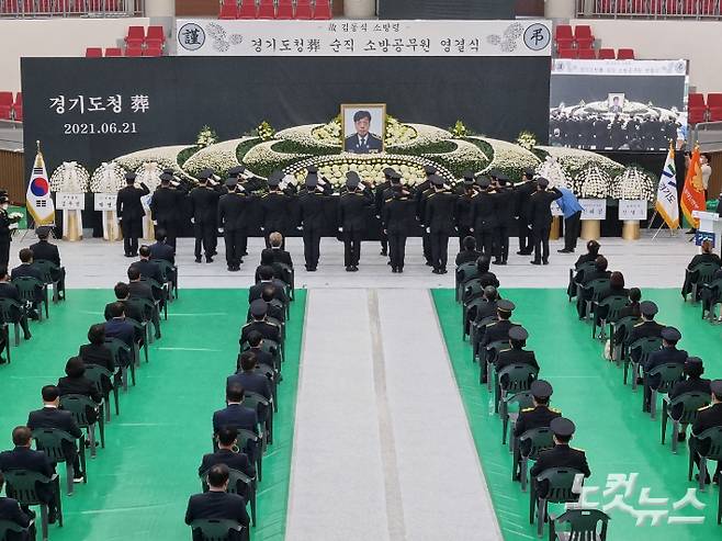 광주소방서 소방관들이 영결식에서 김동식 대장의 영정 사진을 향해 경례를 하고 있다. 정성욱 기자