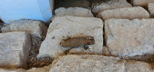 부산 온천천에서 포탄 추정 물체가 발견됐다. 부산경찰청 제공