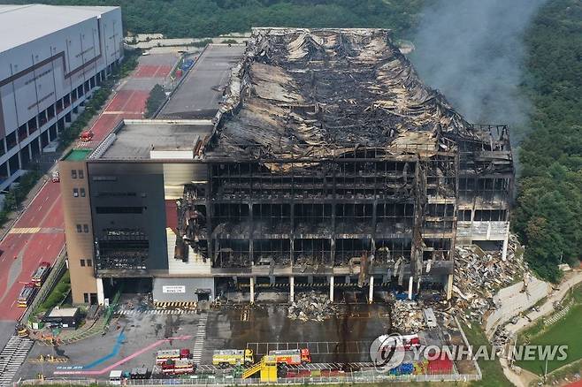 뼈대 드러낸 쿠팡 덕평물류센터 (이천=연합뉴스) 홍기원 기자 = 지난 17일 화재가 발생한 경기도 이천시 마장면 쿠팡 덕평물류센터가 20일 오전 폭격을 맞은 듯 뼈대를 드러내고 있다. 2021.6.20 xanadu@yna.co.kr