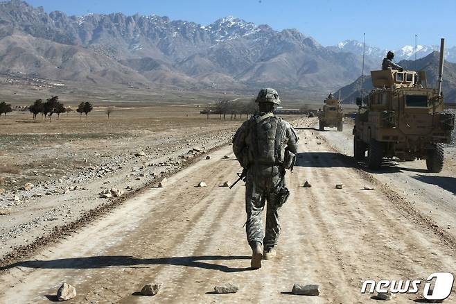 지난 2010년 아프가니스탄 수도 카불 인근 바그람의 도로를 걷는 미국 군인의 모습. © AFP=뉴스1