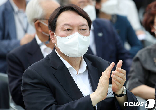 윤석열 전 검찰총장이 지난 9일 서울 중구 남산예장공원 개장식에서 박수를 치고 있다. © News1 이동해 기자