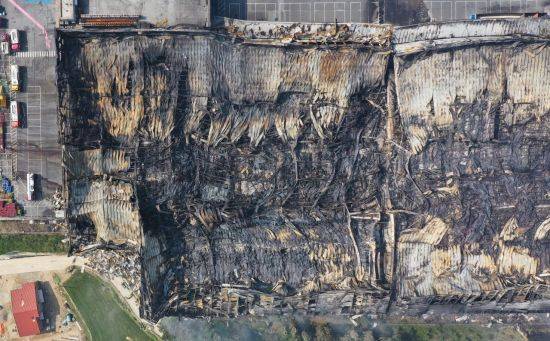 지난 17일 화재가 발생한 경기도 이천시 마장면 쿠팡 덕평물류센터가 폭격을 맞은 듯 뼈대를 드러내고 있다. [이미지출처=연합뉴스]