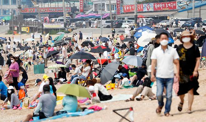 지난 20일 인천 중구 을왕리 해수욕장에 피서객들로 붐비고 있다./뉴시스