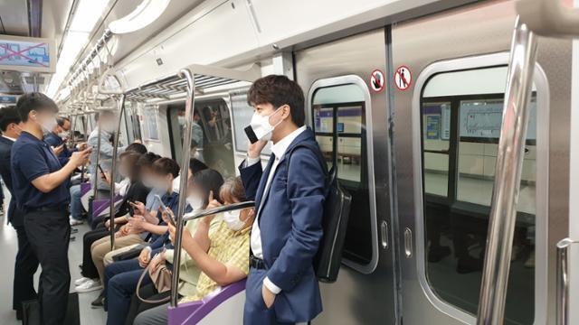 국민의힘 이준석 대표가 17일 지하철 5호선을 타고 출근하며 생방송 라디오 인터뷰를 하고 있다. 한국일보 자료사진