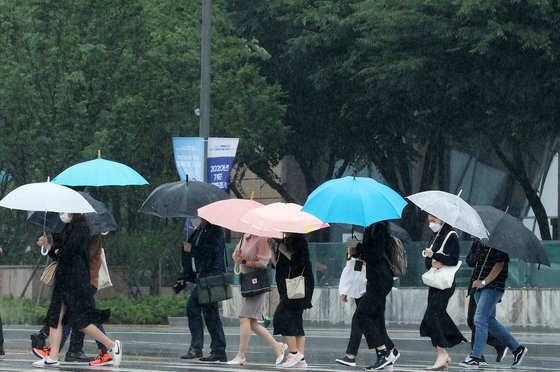 지난 18일 오전 서울 종로구 광화문네거리에서 시민들이 우산을 쓴 채 출근하고 있다. 뉴스1