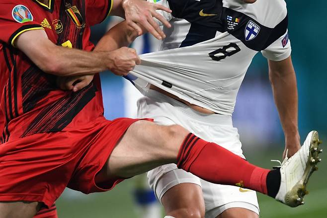 21일 러시아 상트 페테르스부르크에서 열린 유로 2020 벨기에와 핀란드의 경기. 벨기에 수비수 토마스(왼쪽)와 핀란드 미드필드 로빈이 치열한 몸싸움을 벌이고 있다. AFP=연합뉴스