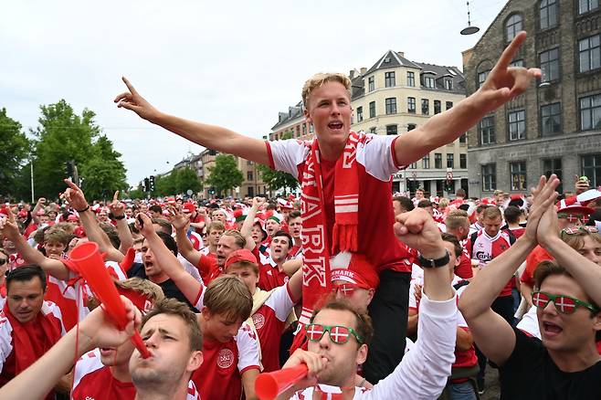 덴마크 축구팬이 21일 코펜하겐에서 러시아전 거리 응원을 하고 있다. 덴마크가 4:1로 이겼다. 덴마크의 이날 코로나 확진자는 189명이다. AFP=연합뉴스