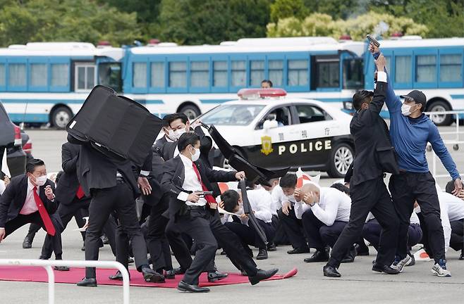 일본 도쿄올림픽을 한 달 앞둔 22일 일본 경찰이 올림픽 대비 대테러 훈련을 하고 있다. 교도=연합뉴스