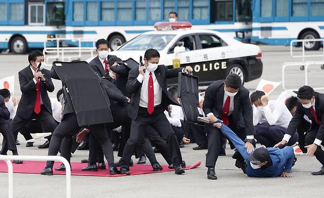 22일 일본 경찰이 올림픽 대비 대테러 훈련에서 총을 든 테러범을 진압 하고 있다. 교도=연합뉴스