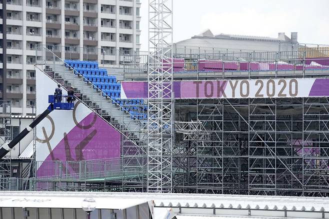 22일 올림픽 경기가 열리는 도쿄 아리아케 어반 스포츠파크에서 관계자들이 막바지 준비를 하고 있다. 교도=연합뉴스