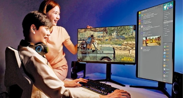 삼성전자 모델이 삼성전자의 신제품 게이밍 모니터 오디세이 G70A와 G50A로 게임을 시연하고 있다.    삼성전자  제공