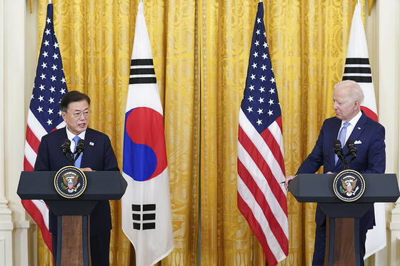 President Moon Jae-in and U.S. President Joe Biden hold a joint press conference at the White House after their summit on May 21. [NEWS1]