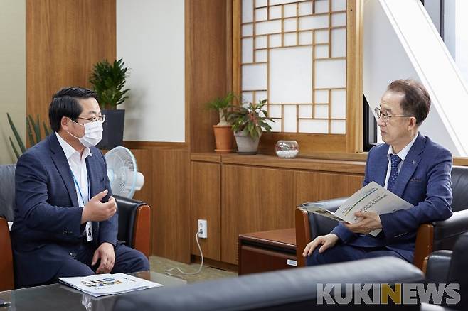 오세현 아산시장이 22일 김사열 국가균형발전위원장(오른쪽)과 면담을 하는 모습.