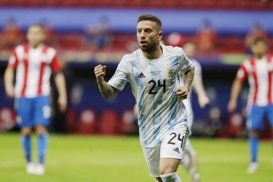 아르헨티나의 알레한드로 고메스가 22일 오전(한국시간) 코파아메리카 A조 조별리그 3차전에서 전반 10분 득점을 올린 뒤 세리머니를 펼치고 있다.  AP연합뉴스