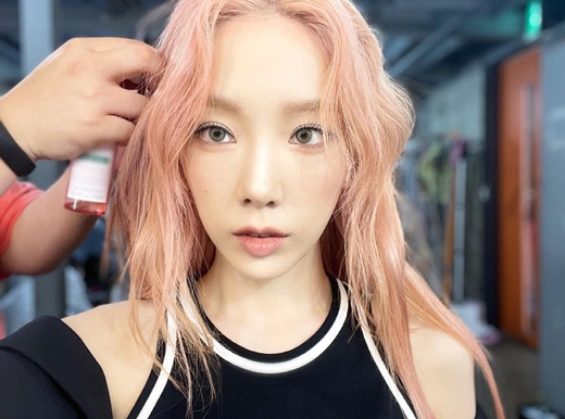 Singer Taeyeon has emanated a cute idol beauty.On the 22nd, Taeyeon posted photos and videos on his personal Instagram without any comment; he is styling, captivating his eyes with bright pink hair.Showing off her slender figure in a shoulder-open top, Taeyeon sported immaculate flawless skin, which also adds to her neat makeup and lean face a fairy-like charm.Especially, it is Taieon who gazed at the camera with no expression and attracted fans with deep eyes.Meanwhile, Taeyeon will release a new song in July and will come back solo.