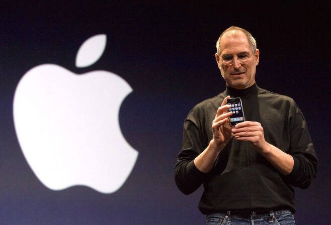 2007년 1월 9일 미국 샌프란시스코에서 열린 맥월드(Macworld 2007)에서 고(故) 스티브 잡스가 아이폰을 소개하는 모습. [allaboutstevejobs.com 캡처]