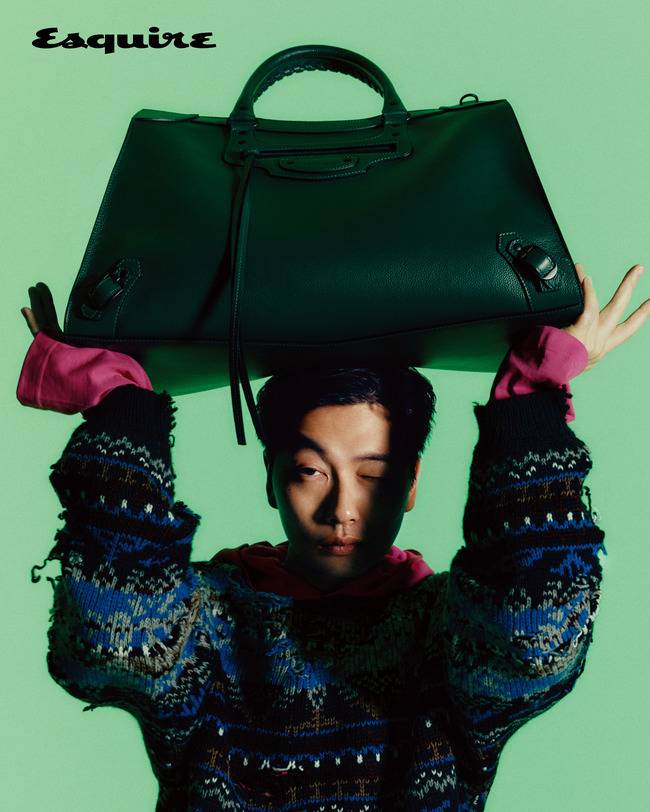 Actress Yi Dong-hwi has been released.Yi Dong-hwi recently conducted a clothing picture in the July issue of the mens magazine Esquire.Yi Dong-hwi, who is usually interested in fashion, is showing sensual plain clothes styling on his SNS.Yi Dong-hwi showed off her presence in this picture, showing off her Aura as well as fashion model.He enjoys his usual neat and unique styling, and he surprised all the staff on the scene by boldly digesting collection pieces such as track suits and distroyed denim pants that seemed to layer the jeans, shirts and shorts inspired by video games, and Schvalier boots that look like metal armor.More pictorial images of Yi Dong-hwi can be found in the July issue of Esquire and on its website.