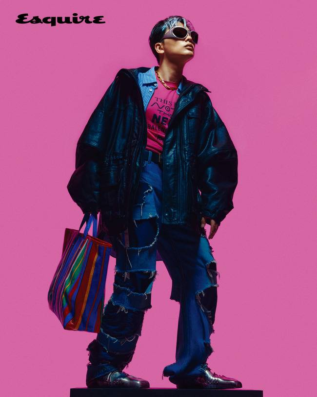 Actress Yi Dong-hwi has been released.Yi Dong-hwi recently conducted a clothing picture in the July issue of the mens magazine Esquire.Yi Dong-hwi, who is usually interested in fashion, is showing sensual plain clothes styling on his SNS.Yi Dong-hwi showed off her presence in this picture, showing off her Aura as well as fashion model.He enjoys his usual neat and unique styling, and he surprised all the staff on the scene by boldly digesting collection pieces such as track suits and distroyed denim pants that seemed to layer the jeans, shirts and shorts inspired by video games, and Schvalier boots that look like metal armor.More pictorial images of Yi Dong-hwi can be found in the July issue of Esquire and on its website.