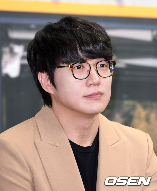 A netizen is also posting on the Blue House National Petition site, buying fans sympathy, amid claims he was Gaslighted by singer Sung Si-kyung.A recent online community posted a long article titled # Why do not you send people to the hospital and agree to me? # I wrote a real name sbs gorilla from January?Currently, the writer A claims that Sung Si-kyung has been stalking him since last year and is doing gaslighting after finding personal information such as The Messenger and YouTube comments.Mr. A sends a long text story to Radio starring Sung Si-kyung, and Sung Si-kyung is taking action related to it.Mr. A is also demanding the truth to the production team of the station PD and the artist as well as Sung Si-kyung, presenting concrete evidence.According to Mr. A, when he replaces the Messenger profile photo, Sung Si-kyung posts a similar photo on his personal SNS a few days later.In addition, when Sung Si-kyung uploads a photo of Tteokbokki to Instagram three days later, and when he visits a restaurant, Sung Si-kyung uploads a photo of his visit to a nearby restaurant to SNS a few days later.Even A told Sung Si-kyung in a DM (direct message) about this: Why do you keep doing this? How do you know me and why do you follow me like this?I think I will make it tomorrow if I tell you to make a Haribo cake. The next day, Sung Si-kyung made a Haribo cake and posted a video on his personal SNS.In addition, Mr. A has appealed to many radios such as MBC, KBS, and SBS since last summer, claiming that Sung Si-kyung songs are released, or that his profile photos or DM related to the opening and various quizzes are related to the DM sent to Sung Si-kyung.And Mr. A said, Its like a drama, right? Its true.If the broadcast is manipulated by the network and the dinner of one individual, how easily can it be a broadcast that is biased toward one side with power or power?Gaslighting is scary.I thought it was fate and I would like to say Confessions at Christmas, I told Radio that I would refuse Confessions, and I seemed to be dreaming if I wanted to go to the company and I made a dream of the man compositions songwriting OST and Beginning Again OST. I already knew many people including Kim Tae-gyun, Shin Dong-yeop, and Baek Ji-young from spring and summer last year before I noticed.Since then, Mr. A has consistently posted on the same online community that he is Gaslighting from Sung Si-kyung, and Sung Si-kyung says that the reason why he does not sue himself is because it is real.But the publics reaction is only cold - rather, the reaction that Mr. A cannot be understood.Mr. A uploaded a petition on the Blue House National Petition website entitled Gaslighting Mental Damage Punishment Strengthening, Insta Real Name System, Broadcasting Abuse Act Regulation (Gaser Si-kyung, .However, even though the article has been published for almost a month, only 49 people have agreed.In addition, there is a suspicion that the person who agreed and the person who left the comment seemed to have done it by A.Therefore, most of the netizens are worried about Mr. A, leaving comments such as I think it is better to go to the hospital before it is too late, Radio, do not see SNS, Go to the hospital and get counseling and Sung Si-kyung does not know why he does not sue.Sung Si-kyung has been aware of the contents since then and is known to be aware of the situation related to Mr. A.DB