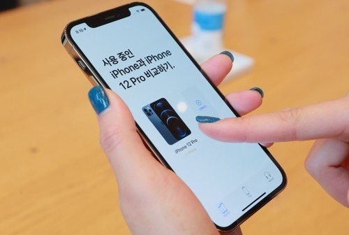 5G를 처음 지원하는 애플 아이폰12가 정식 출시된 지난해 10월30일 오전 서울 강남구 신사동 애플 가로수길 매장을 찾은 시민이 제품을 살펴보고 있다. 연합뉴스
