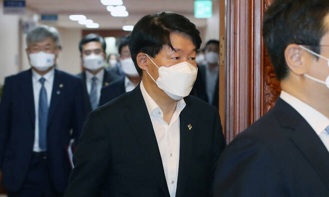 안경덕 고용노동부 장관이 22일 서울 종로구 정부서울청사에서 영상으로 열린 국무회의에 참석하고 있다. 공동취재사진