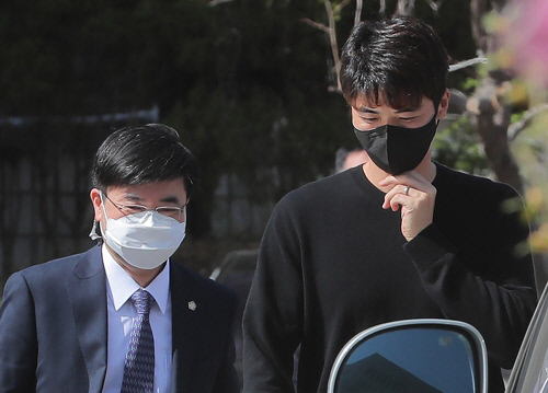 성폭력 의혹을 받고 있는 기성용(오른쪽)이 송상엽 변호사와 함께 지난 3월 31일 고소인 조사를 위해 서초경찰서에 출석하고 있다. 연합뉴스