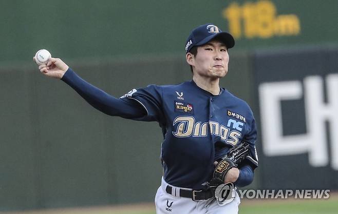 NC 이재학 선발 등판 (부산=연합뉴스) 강덕철 기자 = 22일 부산 사직구장에서 열린 2021 KBO 프로야구 NC 다이노스와 롯데 자이언츠 경기. 1회 말 NC 선발투수 이재학이 투구하고 있다. 2021.6.22 kangdcc@yna.co.kr