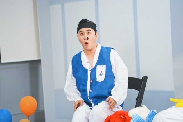 Singer Lim Young-woong transforms and gags into a returning character.In the TV Chosun entertainment Mulberry monkey school: Life school, Lim Young-woong, Young Tak, Lee Chan-won, Jang Min-Ho, Kim Hie-jae, Hwang Yoon-sung, King Sejong Institute Joon Park, Park Sung-ho, Oh Ji-heon, Yoon Hyeong-bin and Pobok-jo The company also features the 2021 Gag Mugsert.In the 56th episode of Mulberry Monkey School: Life School, which will be broadcast on the 23rd (Today), Mulberry 6 will transform into the national characters in the longest-running Korean gag program, Gag, and present the Mulberry Monkey School gag contest Tomorrow, Mr. Gag King.In particular, members of the King Sejong Institute are attracting attention because they are going to perform a recall contest to shake up the house theater.The Pong 6, which suddenly challenged the peaceful back road and the open laugh tolerance challenge, crosses the rough laughing minefield road as it encounters unexpected laughing bomb difficulties.Pong 6 has been laughing with various methods such as thinking sad about the unexpected elements that make the mouth twitch even in the determination of the multi-pronged, and gave a big fun from the back road.The Pong 6 then summons the Gag Concert and scorches the classroom with a previous-class makeup show that perfectly includes everything from wigs, makeup and costumes.Lim Young-woong is a returning student, Young Tak is Orserbang, Lee Chan-won is a multi-year, Jang Min-Ho is a mangu, Kim Hie-jae is a dancer Kim, Hwang Yoon-sung is a transformer,Especially, the characters in the Concert, which reminds me of the icons of King Sejong Institute, Joon Park, Park Sung-ho, Oh Ji-heon, and Yoon Hyeong-bin (hereinafter referred to as G4), appear in the King Sejong Institute classroom and surprise everyone.Joon Park and Oh Ji Heon improvised the family of love, which was a popular corner of Concert with Young Tak, and succeeded in suppressing the steamer by spreading a funny dissemination of the mulberry 6, and Yoon Hyeong-bin spit out the pre-emptive speech of the Queens Day toward Young Tak, causing the pupil earthquake of Young Tak.Whos Lim Young-woong here?You are the same girl as me, arent you? said Lim Young-woong, who also raised his curiosity by saying that a guest of Ungkalcomani, who surprised him, appeared.Since then, Pong 6 has been recognized by interviewer G4 at the Pong Pong Pyo Gag Contest Tomorrow, and unhappily bursts the gag Ki that has been hidden so far to use the name Mulberry monkey school.The unusual gag instinct of Pong 6, including Jang Min-Ho, who boasts a thorough character digestion, and Young Tak, a master of animal sound, Sungguridang Sungdangdang, and Lee Chan-won, who has been admiring the popular buzzwords such as Excuse me ~ Excuse me ~.In particular, Lim Young-woong has excited the interviewer G4 with his talent to become a gag talent who plays a character vocalization and a gag talent that makes all the sounds of the earth.After dressing up, attention is focused on the contest Tomorrow is Mr. Gag King, which is full of beauty drips and laughter of the mulberry 6, which has been upgraded to more confidence and gag greed.On the day of the show, the back story of pair matching, which everyone is paying attention to, will be revealed following the Doran Doets Show last week.We are looking forward to the results of the selection of the pair that has been reversed and who will be the members who will not be able to get a partner in the top 6, and who will be the new Duets partner who will join the Doran Doets show.I was not afraid of being broken to avoid taking away the name of the Mulberry monkey school, but I burned my passion for gag, the production team said.I hope youll laugh a little bit on Wednesday night.Mulberry Monkey School: Life School airs at 10pm on Sunday.