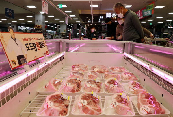 서울 서초구 하나로마트 양재점에서 소비자들이 브랜드 축산물 코너에서 돼지고기 제품을 살펴보고 있다.(사진=연합뉴스)