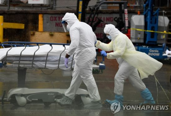 미국 뉴욕시에서 의료진들이 코로나19 사망 환자를 이송하고 있다. / 사진=연합뉴스