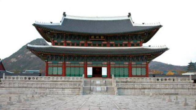 조선 왕조의 상징인 경복궁은 일본에 의해 두 차례나 훼손됐다. 일제 잔재를 청산하고 국민들의 자긍심을 높이기 위해서는 완전히 복구되어야 한다고 전문가들은 말한다. 사진은 경복궁 근정전./조선일보 DB