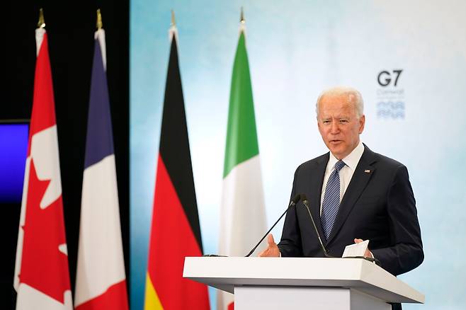 조 바이든 미국 대통령이 2021년 6월 13일 영국 콘월에서 열린 G7 정상회의를 마친 후 뉴키 공항에서 기자회견을 하고 있다. /연합뉴스