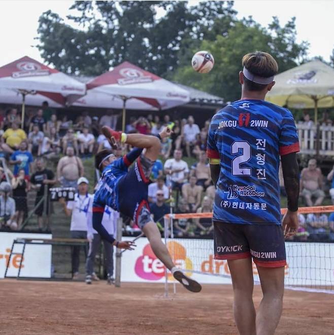 사진=족구투윈 페이스북 발췌