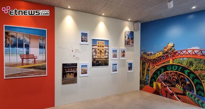 '요시고 사진전：따뜻한 휴일의 기록' 전시 전경 / 사진 : 정지원 기자