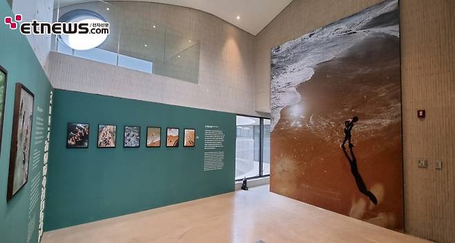 '요시고 사진전：따뜻한 휴일의 기록' 전시 전경 / 사진 : 정지원 기자