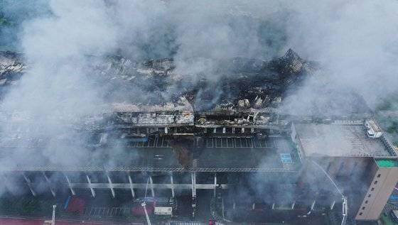 18일 오전 경기도 이천시 마장면 쿠팡 덕평물류센터 화재 현장에서 소방관들이 진화작업을 하고 있다. 화재 현장에서는 물건이 불에 타면서 다양한 유해물질이 배출된다. 연합뉴스