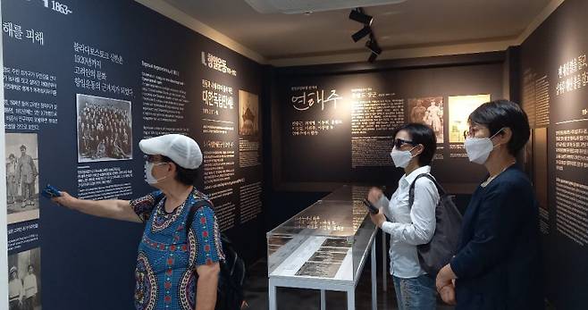 광주 광산구 월곡동 ‘고려인문화관’에 마련된 고려인 역사유물 전시관 ‘숨결’을 광주시민 오현주씨(54)와 가족이 20일 둘러보고 있다.