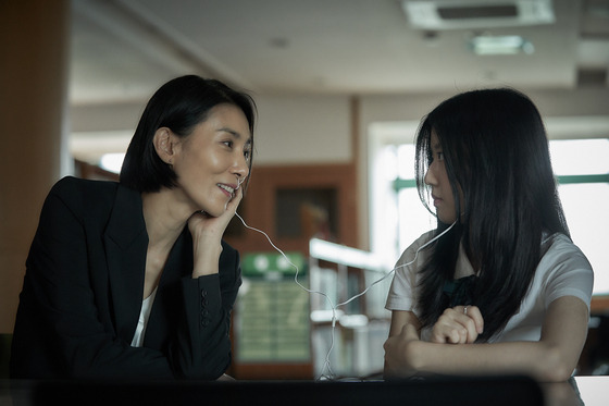 Eun-hee tries to approach a student named Ha-young who seems to want to tell Eun-hee something. [KTH]