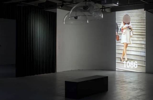 해당 작품이 전시되고 있는 전시장 내부. SCMP 캡처