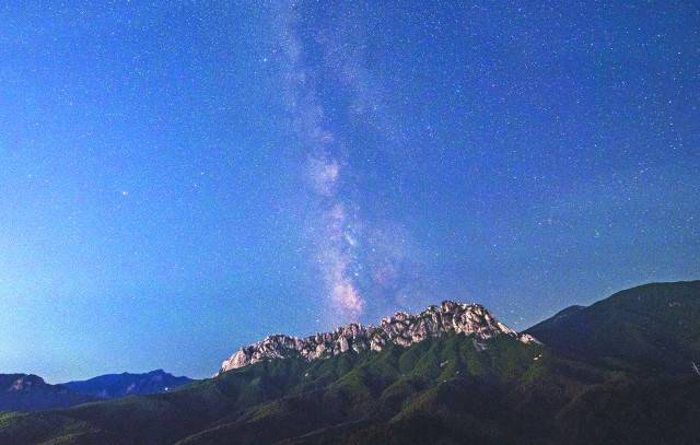 강원도 고성군 토성면 미시령 옛길에서 바라본 설악산 울산바위 위로 은하수가 흐르고 있다. 6월에는 새벽 2~3시쯤 거대한 바위에 수직으로 내리꽂는 듯한 별들의 물줄기를 만날 수 있다.